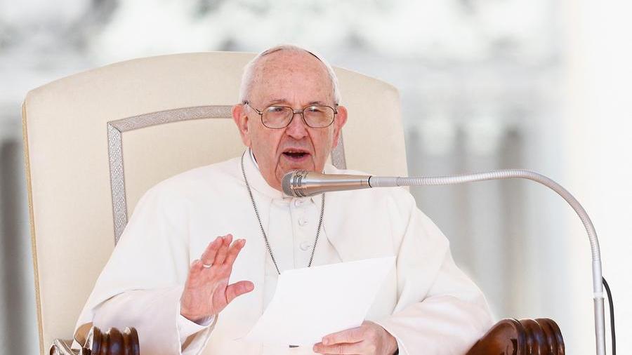 Limping pope again appeals for peace in Ukraine