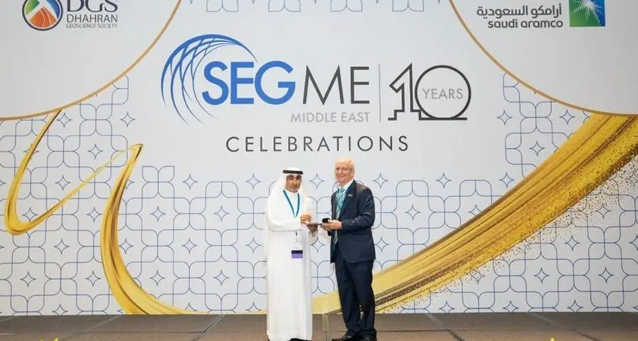 جامعة الإمارات تحصل على “جائزة مساهمات المؤسسة الأكاديمية\" من جمعية الجيوفيزيائيين الاستكشافيين لمنطقة الشرق الأوسط