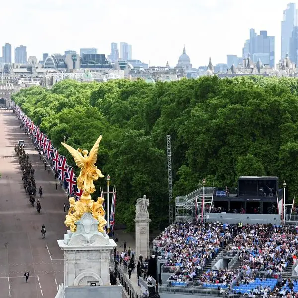 Party, horse race take centre stage at Queen Elizabeth's Jubilee