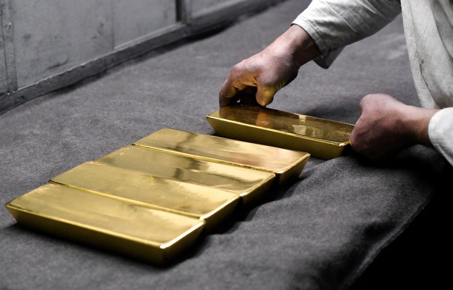 Gold extends rise on Fed rate cut hopes, softer dollar