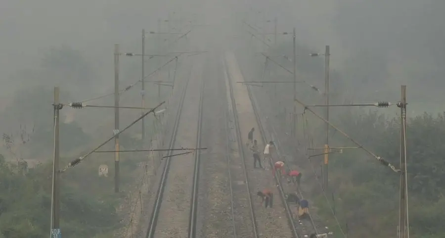 Smog-ridden New Delhi extends schools shutdown