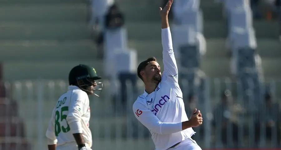 England 46-2 at lunch after taking first innings lead against Pakistan