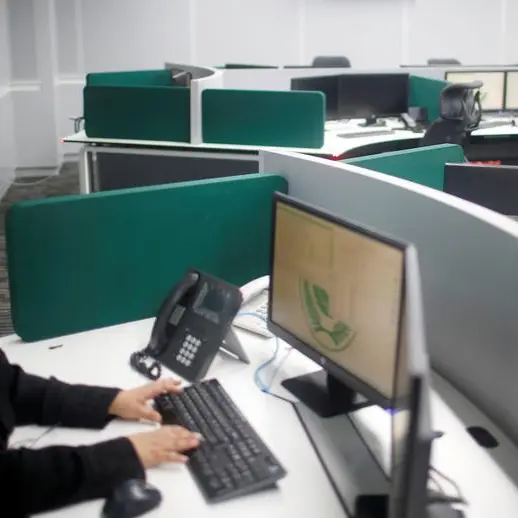 16 سعودية يراقبن المكاتب الميدانية بـ«غرفة متابعة»