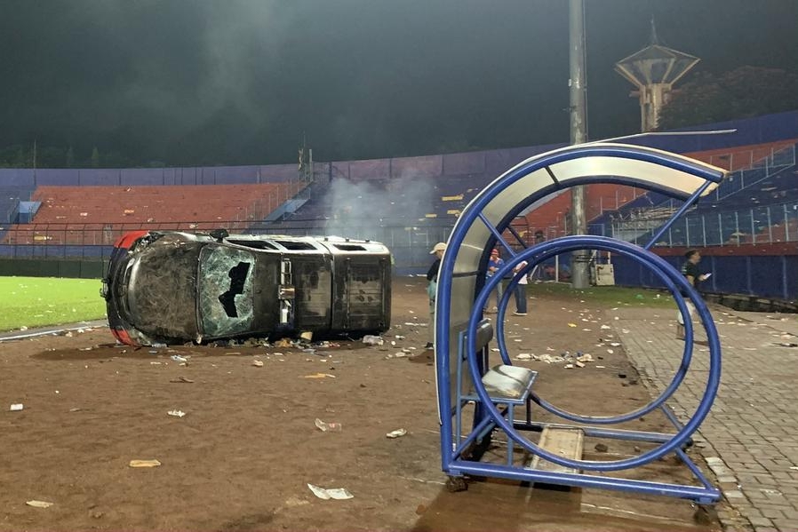 Seventeen children among the dead in Indonesian soccer stampede
