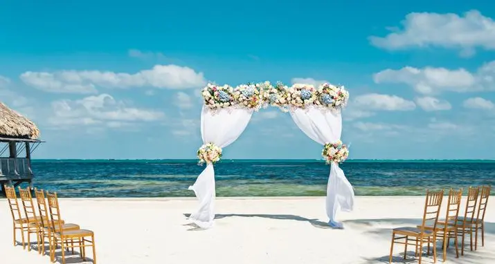 From dramatic locations to dreamy photo sets, here are the new trends in wedding photography