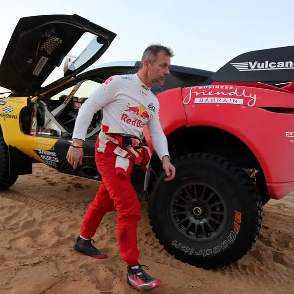 Loeb closes gap on Sainz with superb Dakar stage win