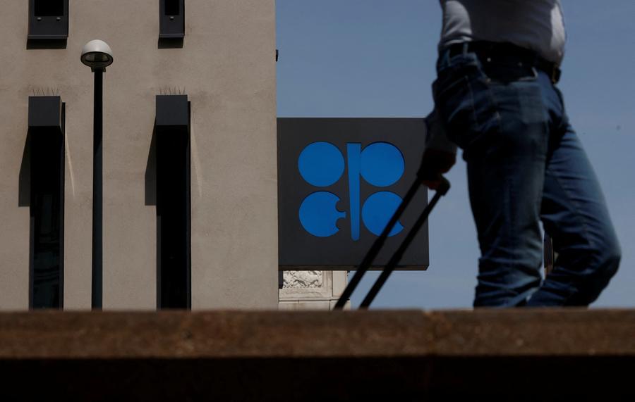 OPEC oil output rises further in August, survey finds
