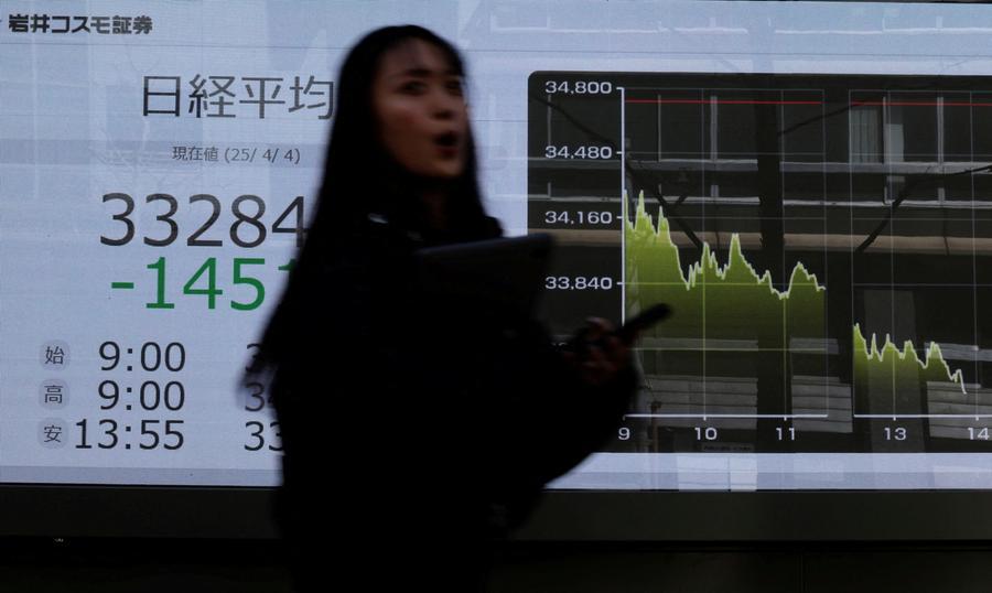 Japonski investitorji prodajali tuje delnice zaradi previdnosti glede komentarjev ameriške centralne banke in ocen vrednosti