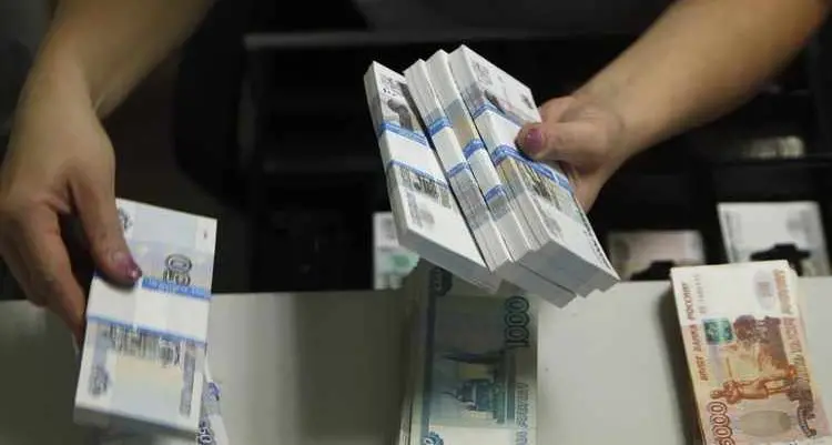 عقوبات على أكبر بنكين حكوميين في روسيا.. ماذا نعرف عنهما؟