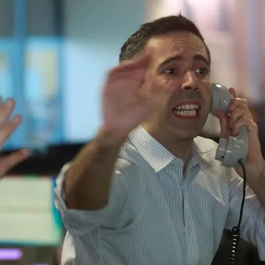 Oil stocks lift European shares as growth worries persist