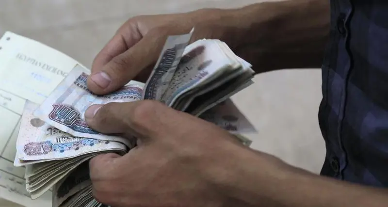 الجنيه المصري ينخفض لـ 30.83 جنيه للدولار