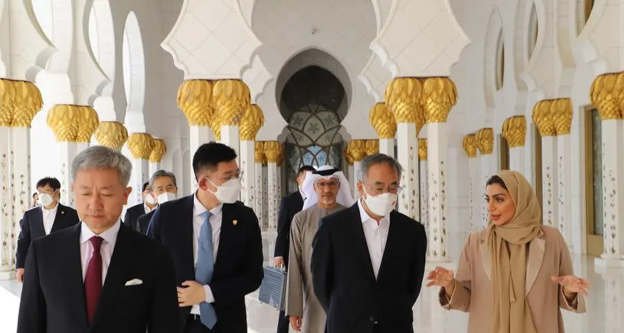 Chinese Vice Premier visits Sheikh Zayed Grand Mosque