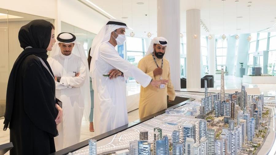معالي عبدالله البسطي يزور المقر الرئيسي لمركز دبي للسلع المتعددة ويطّلع على مرافقه التجارية في دبي