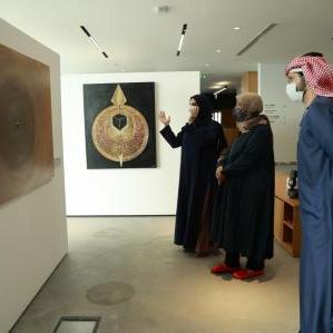 مدير عام هيئة الثقافة والفنون في دبي يزور معرض \"رحلة\" في مكتبة الصفا للفنون والتصميم