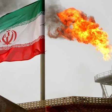 إيران تسيطر على حريق في حقل شاديغان النفطي