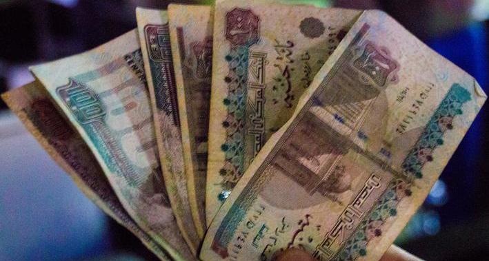 الجنيه المصري يواصل التراجع أمام الدولار بسبب توابع أزمة الكورونا