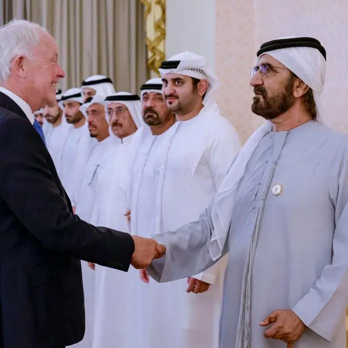 Mohammed bin Rashid meets with senior officials of Emirates Airline and Group