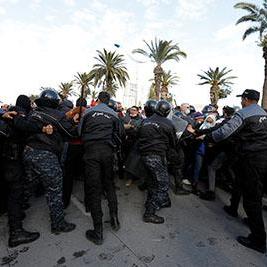 Tunisians protest against president, as journalists complain of police abuse