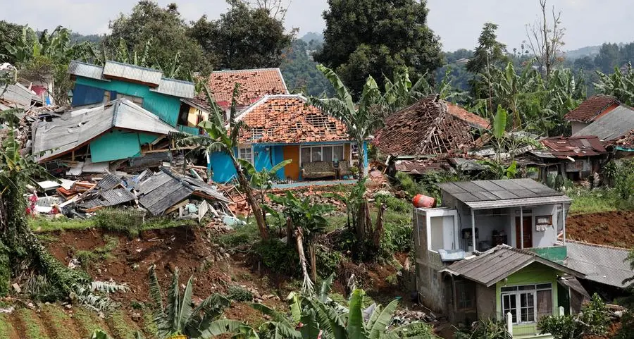 Aftershocks, heavy rain hamper Indonesia earthquake rescuers