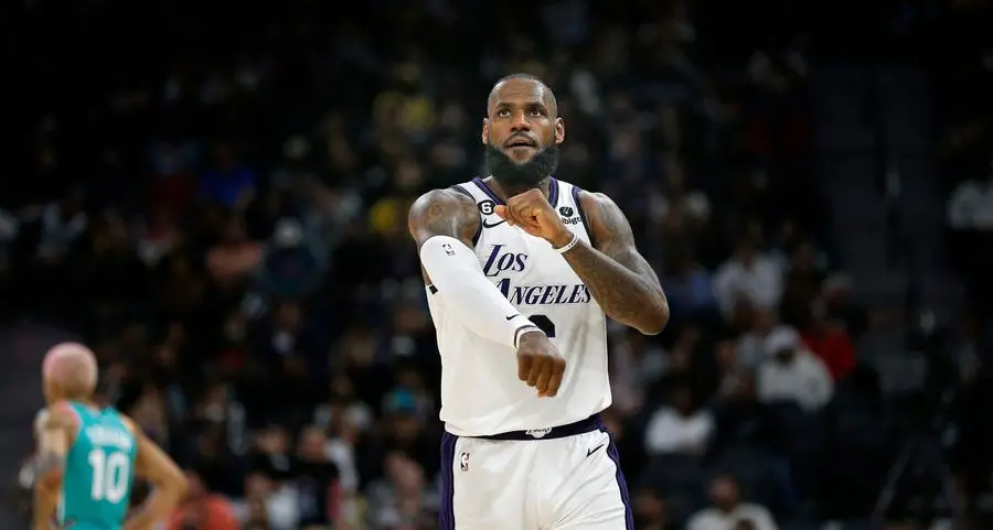Lakers down Spurs in James's return, Celtics beat Kings