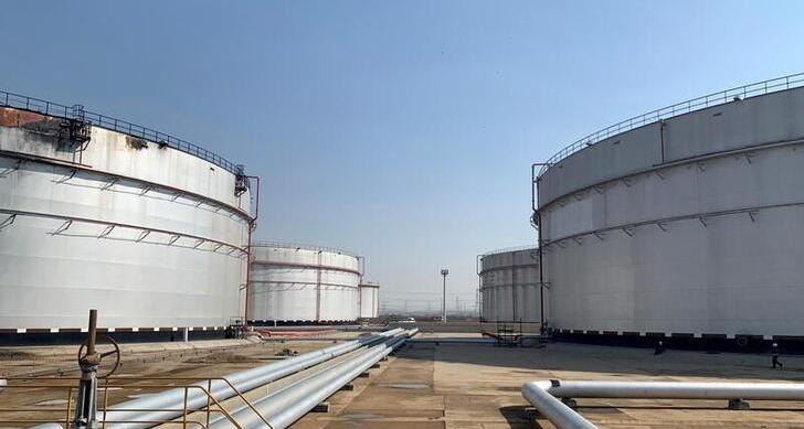 أهم التطورات: النفط فوق 71 دولار بعد استهداف ميناء رأس تنورة