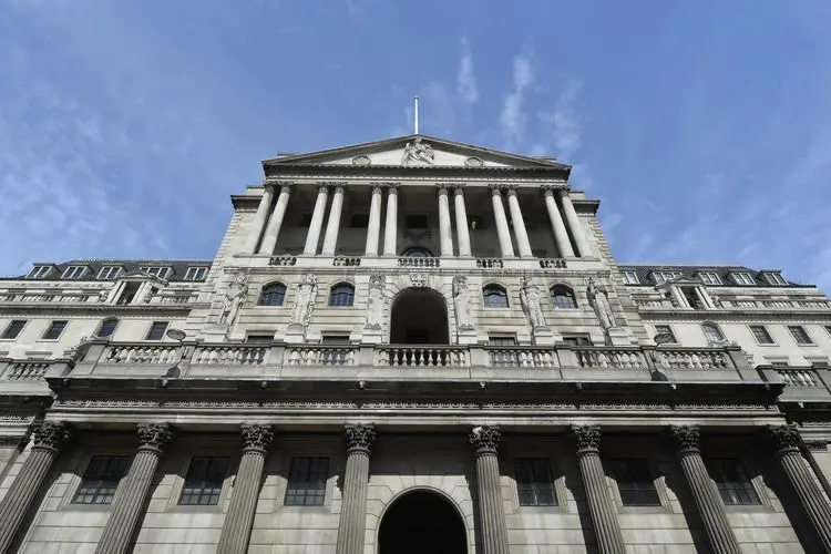 بنك انجلترا المركزي يرفع أسعار الفائدة 0.75%