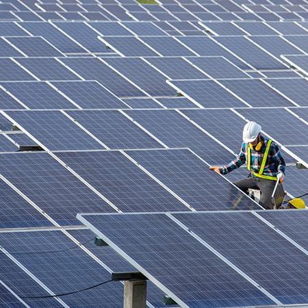 أكوا باور السعودية توقع عقد شراء الطاقة من محطة طاقة شمسية بمكة