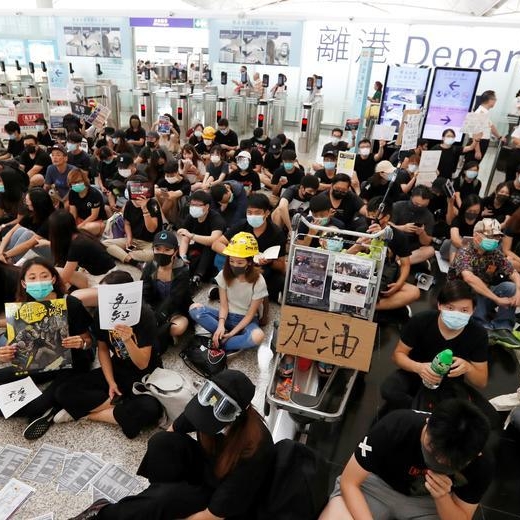 مطار هونج كونج يستأنف الرحلات الجوية بعد الاشتباكات والاحتجاجات الحاشدة