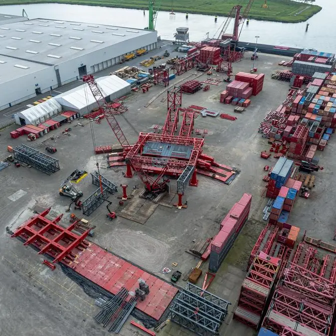 Mammoet begins assembly of world’s biggest land-based crane