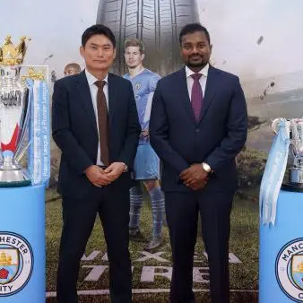 Al Saeedi Group hosts clients with MCFC trophies