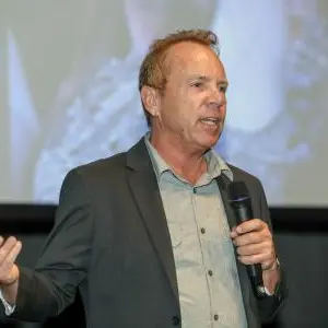 Easier for entrepreneurs to start a business Today: Netflix founding executive