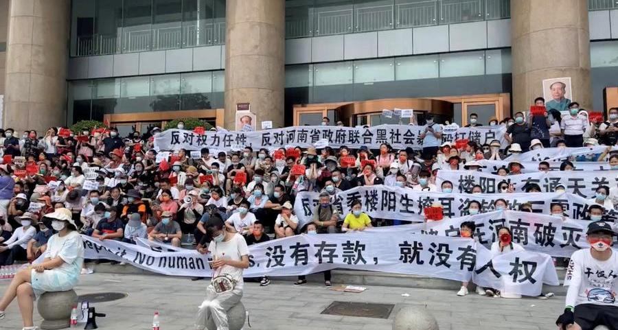 Chinese protesters demanding bank deposits tussle with security men