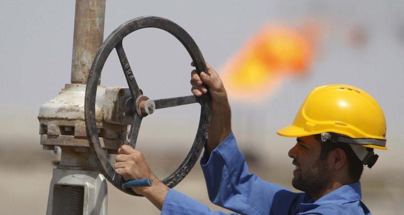 Oil rises over $1, still set for weekly drop on recession fears