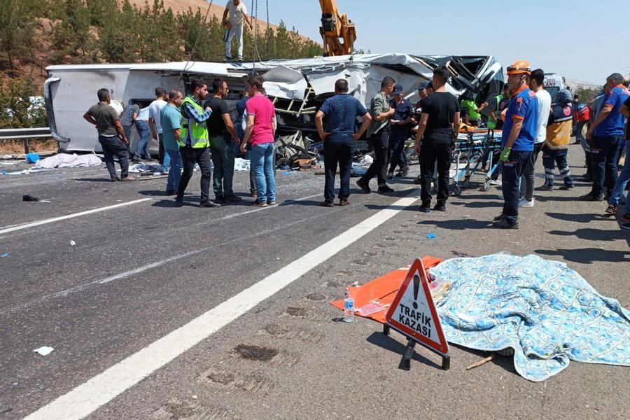 Türkiye’de kaza bölgelerinde meydana gelen ayrı olaylarda en az 32 kişi hayatını kaybetti.