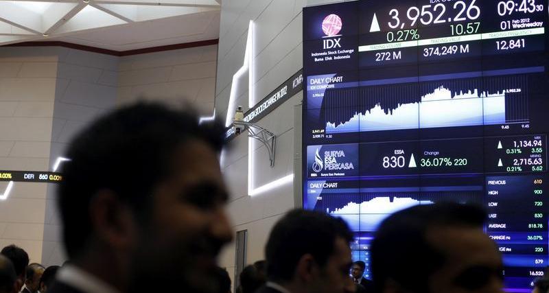 Friday Outlook: Stocks lose ground; oil prices on track for weekly gain