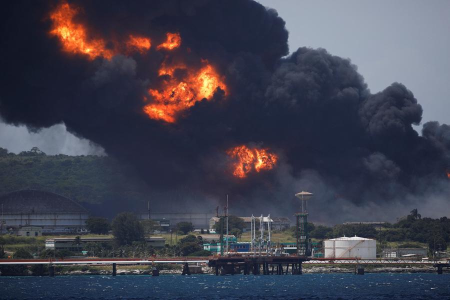 Incendio cubano ruge en puerto de almacenamiento de combustible;  México y Venezuela envían ayuda