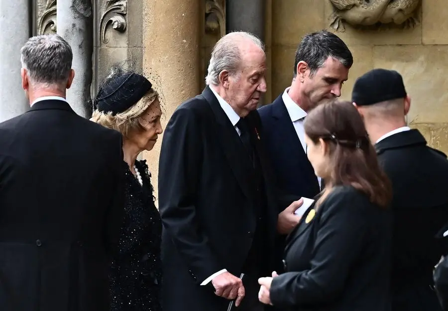 Spain's former King Juan Carlos and Spain's former Queen Sofia arrive to take their seats inside Westminster Abbey in London on September 19, 2022, for the State Funeral Service for Britain's Queen Elizabeth II. - Leaders from around the world will attend the state funeral of Queen Elizabeth II. The country's longest-serving monarch, who died aged 96 after 70 years on the throne, will be honoured with a state funeral on Monday morning at Westminster Abbey. MARCO BERTORELLO/Pool via REUTERS