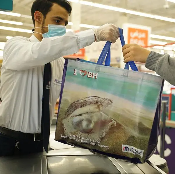 Carrefour gives away free reusable bags for plastic bag-free day