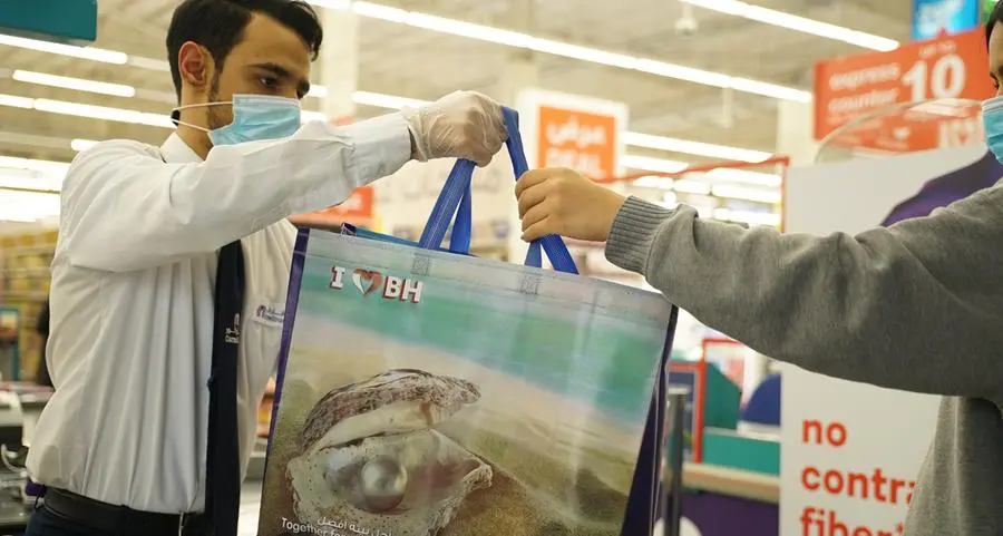 Carrefour gives away free reusable bags for plastic bag-free day