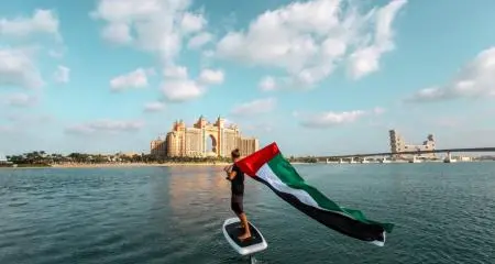 منتجع أتلانتس النخلة يزين سماء المدينة بالألعاب النارية احتفالًا باليوم الوطني الإماراتي