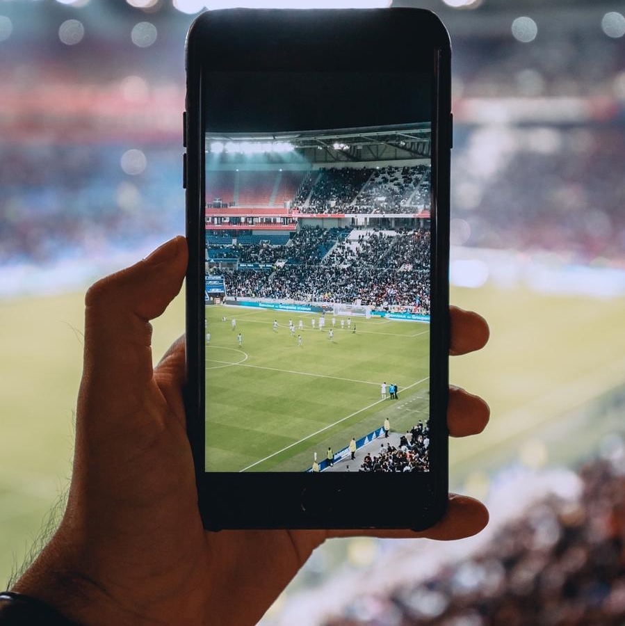 What are the mobile preferences of the viewers in UAE during the FIFA World Cup 2022?