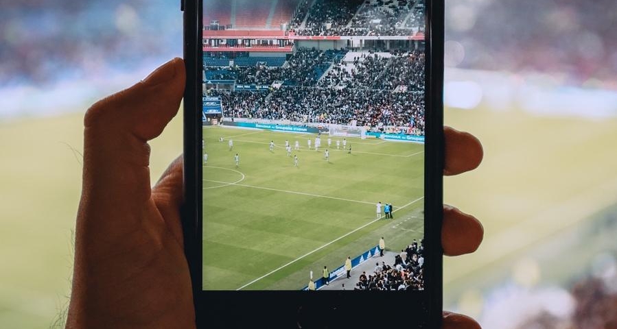 What are the mobile preferences of the viewers in UAE during the FIFA World Cup 2022?