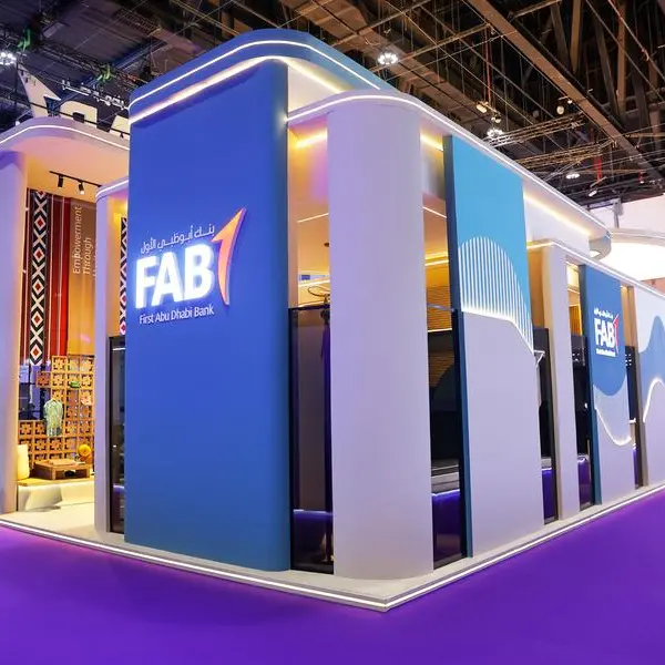 بنك أبوظبي الأول يسلط الضوء على المواهب الإماراتية ويحتفي بالتراث الثقافي في معرض \"توظيف × زاهب\" 2025