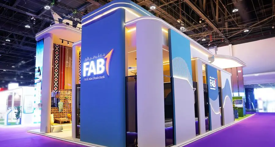 بنك أبوظبي الأول يسلط الضوء على المواهب الإماراتية ويحتفي بالتراث الثقافي في معرض \"توظيف × زاهب\" 2025