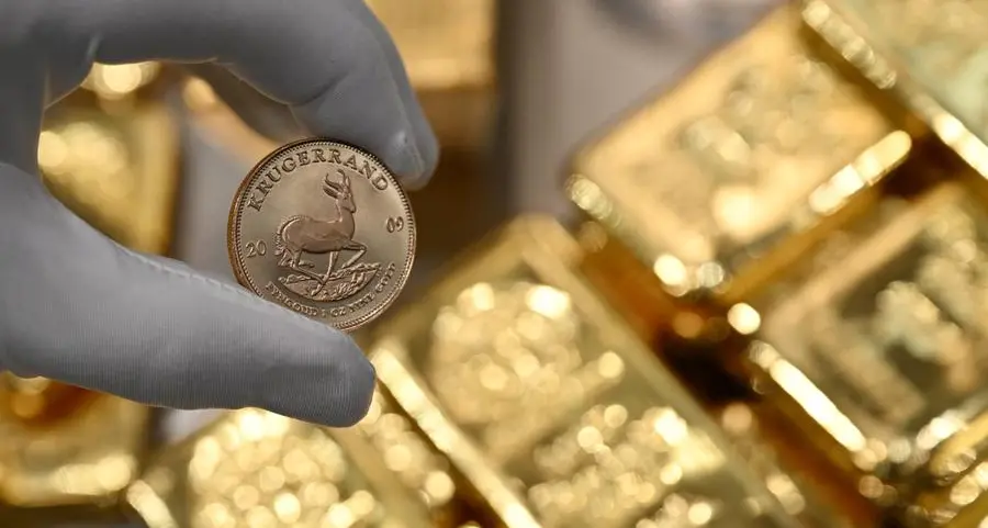 Gold pares losses as dollar weakens, markets gauge Trump tariffs