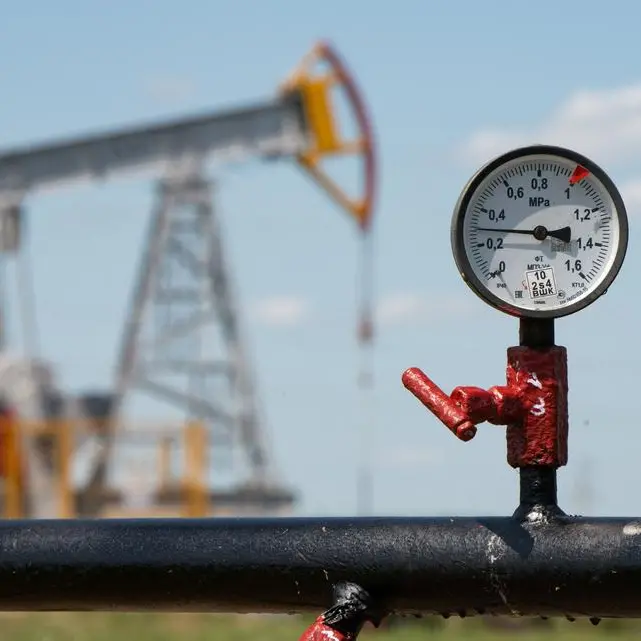 Oil edges up on strong US economic growth, supply risks