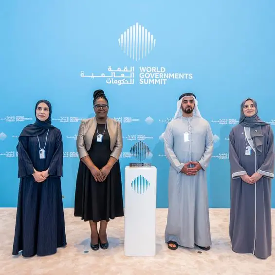 سيف بن زايد يكرم فريق مشروع \"مقاعد الصداقة المجتمعية\" من جمهورية زيمبابوي الفائز بجائزة ابتكارات الحكومات الخلاقة