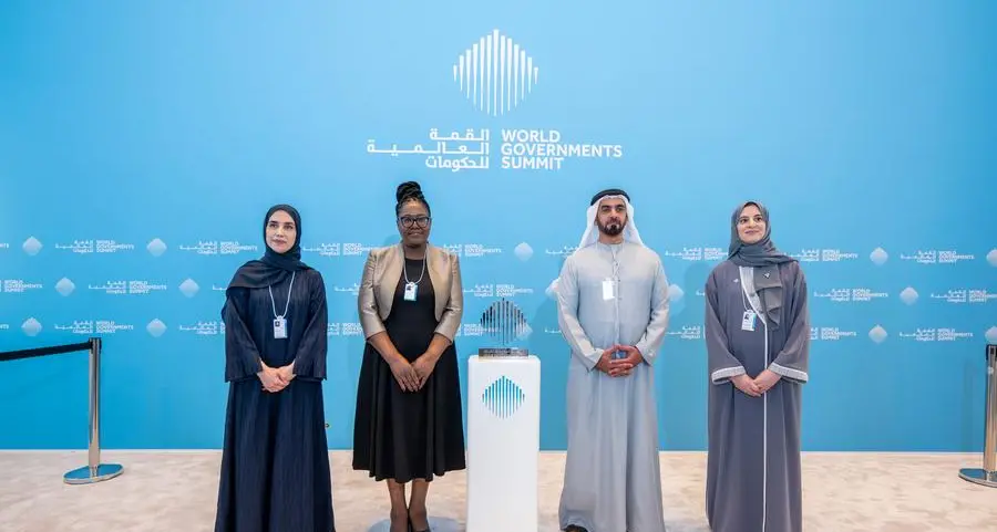 سيف بن زايد يكرم فريق مشروع \"مقاعد الصداقة المجتمعية\" من جمهورية زيمبابوي الفائز بجائزة ابتكارات الحكومات الخلاقة