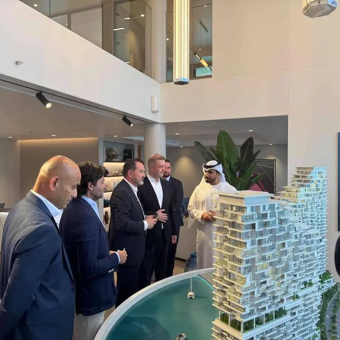 ميريد تطلق أول معرض مبيعات عائم لمشروع \"ريفييرا ريزيدينسيز\" في جزيرة الريم