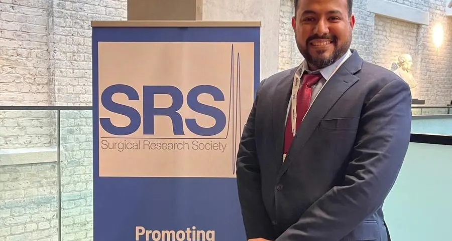 أكاديمي من جامعة الخليج العربي يناقش أثر التباين اللغوي على جودة التواصل الجراحي في مؤتمر جمعية البحوث الجراحية SRS للعام 2026